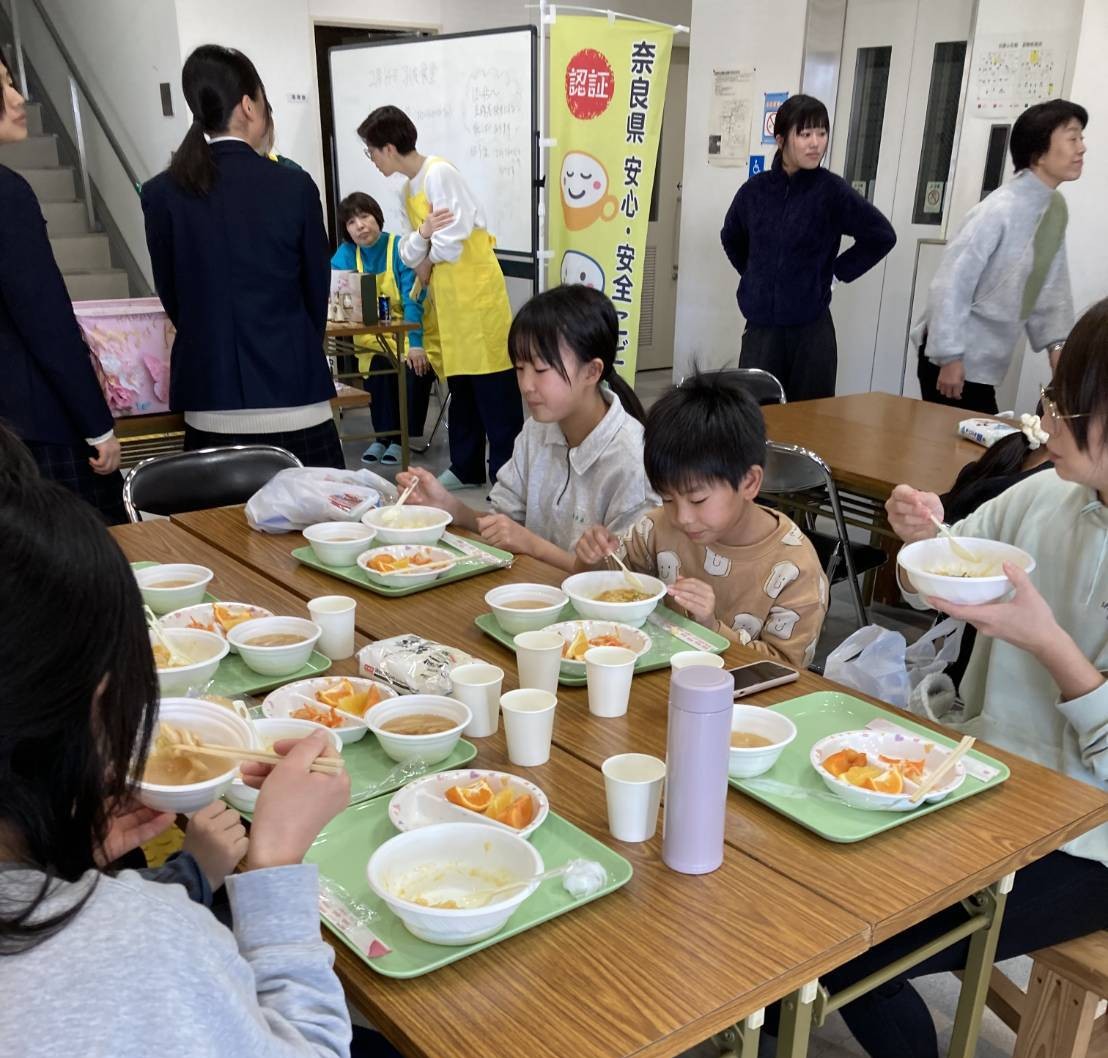こども食堂食事風景