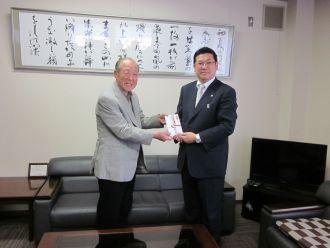 表彰を受ける市長の写真1