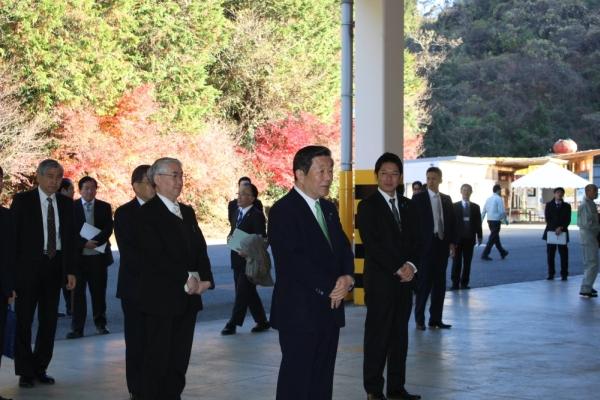 森山農林水産大臣が選果場に到着した様子の写真