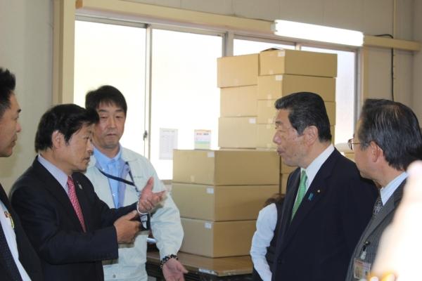 森山農林水産大臣に農協の取り組みの説明をしている中出会長の写真