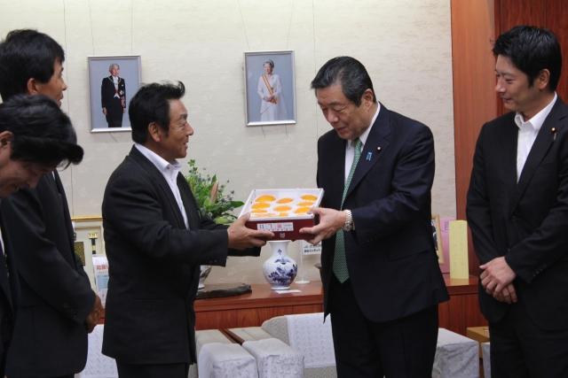 森山農林水産大臣へ柿を贈呈する生産者の写真