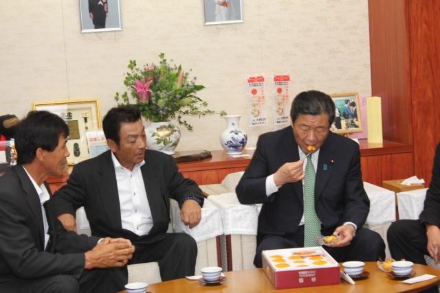 森山農林水産大臣が柿を試食する写真