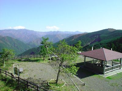 大峯さん山脈山並みを大パノラマとして望める高野辻ビューポイントの写真