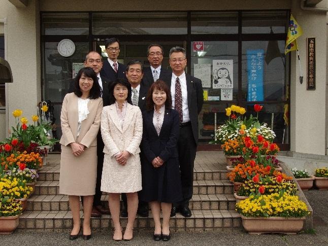 五條市教育委員会の教育長及び教育部長、各課長の市役所前での集合写真