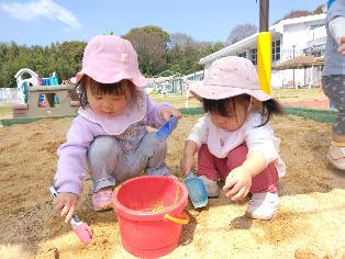 砂場で、遊んでいるところ