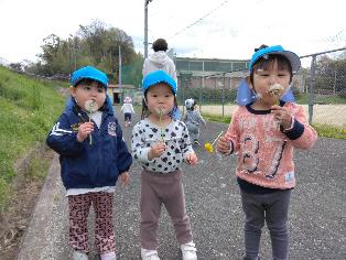 タンポポの綿毛を飛ばしているところ