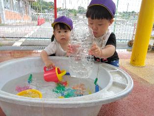 水の感触を楽しんでいるところ