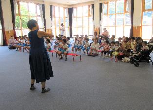 演奏を聴いているところ