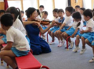 目の前でバイオリンの演奏を聴いているところ