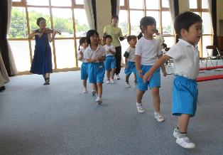 演奏に合わせて歩いているところ