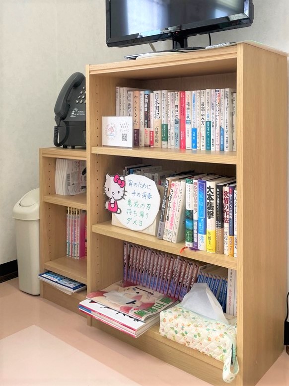 よねだ整骨院の本棚の写真