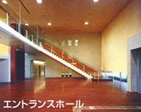 カルム五條館のエントランスホールの内観の写真板面の床に2階へ続く階段が写っている
