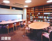 カルム五條館の図書館の内観の写真本棚と丸机と椅子が写っている