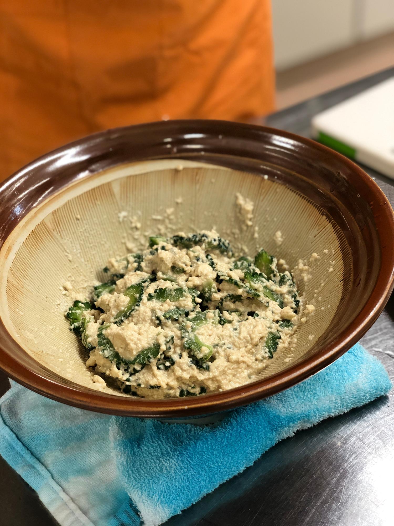 調味料とゴーヤを加えてあえる