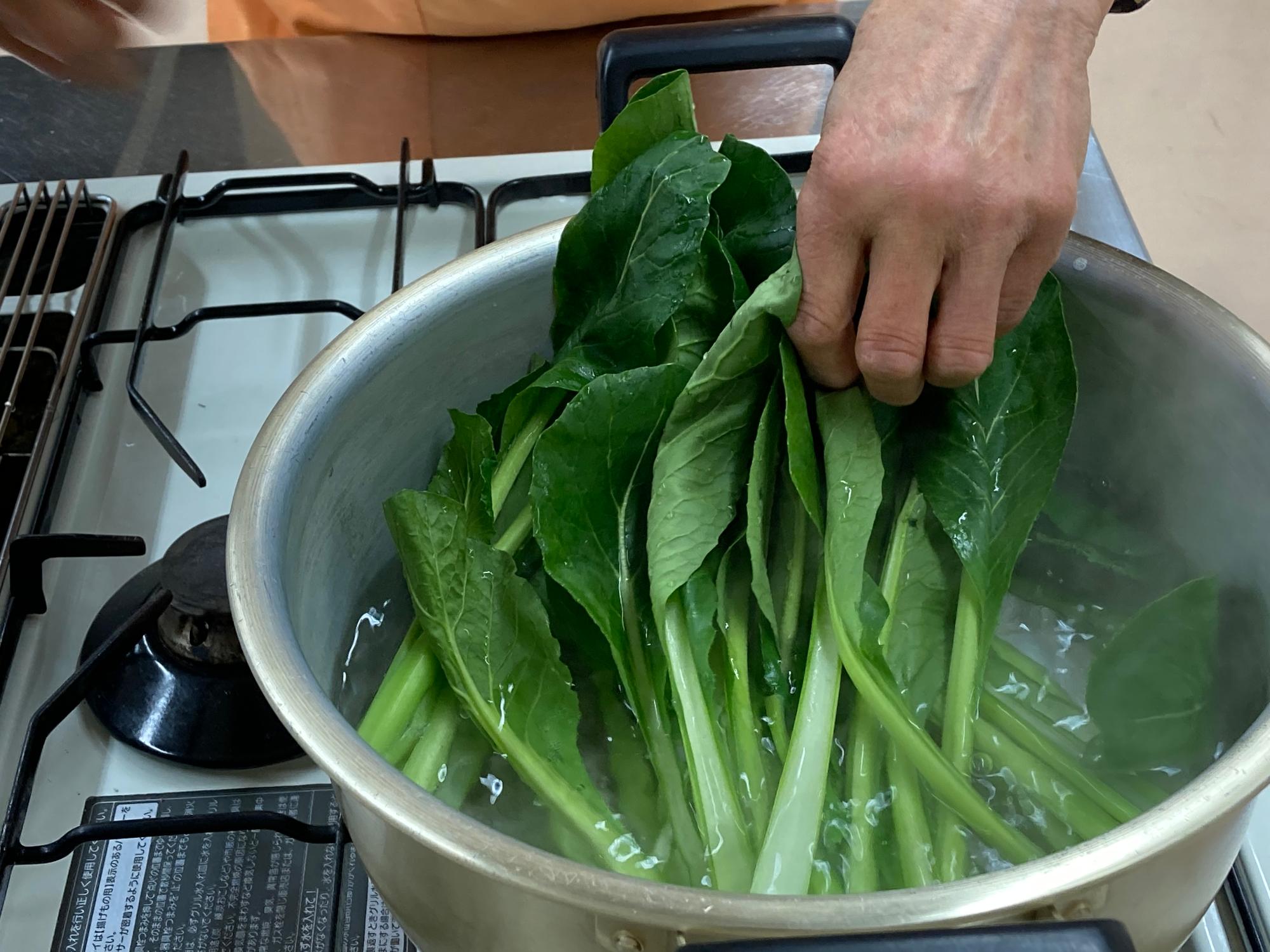 小松菜を茹でている様子