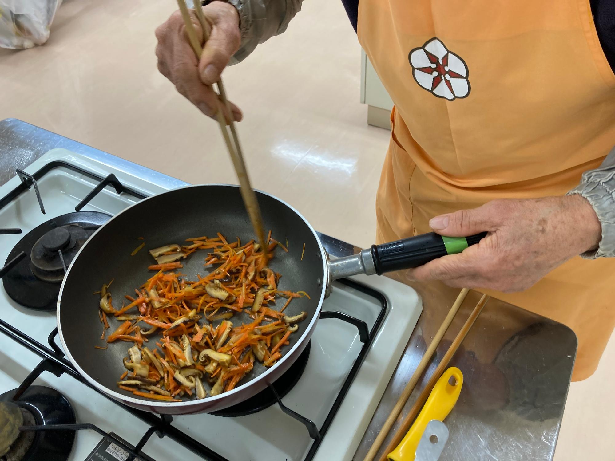 フライパンでサッと煮つける