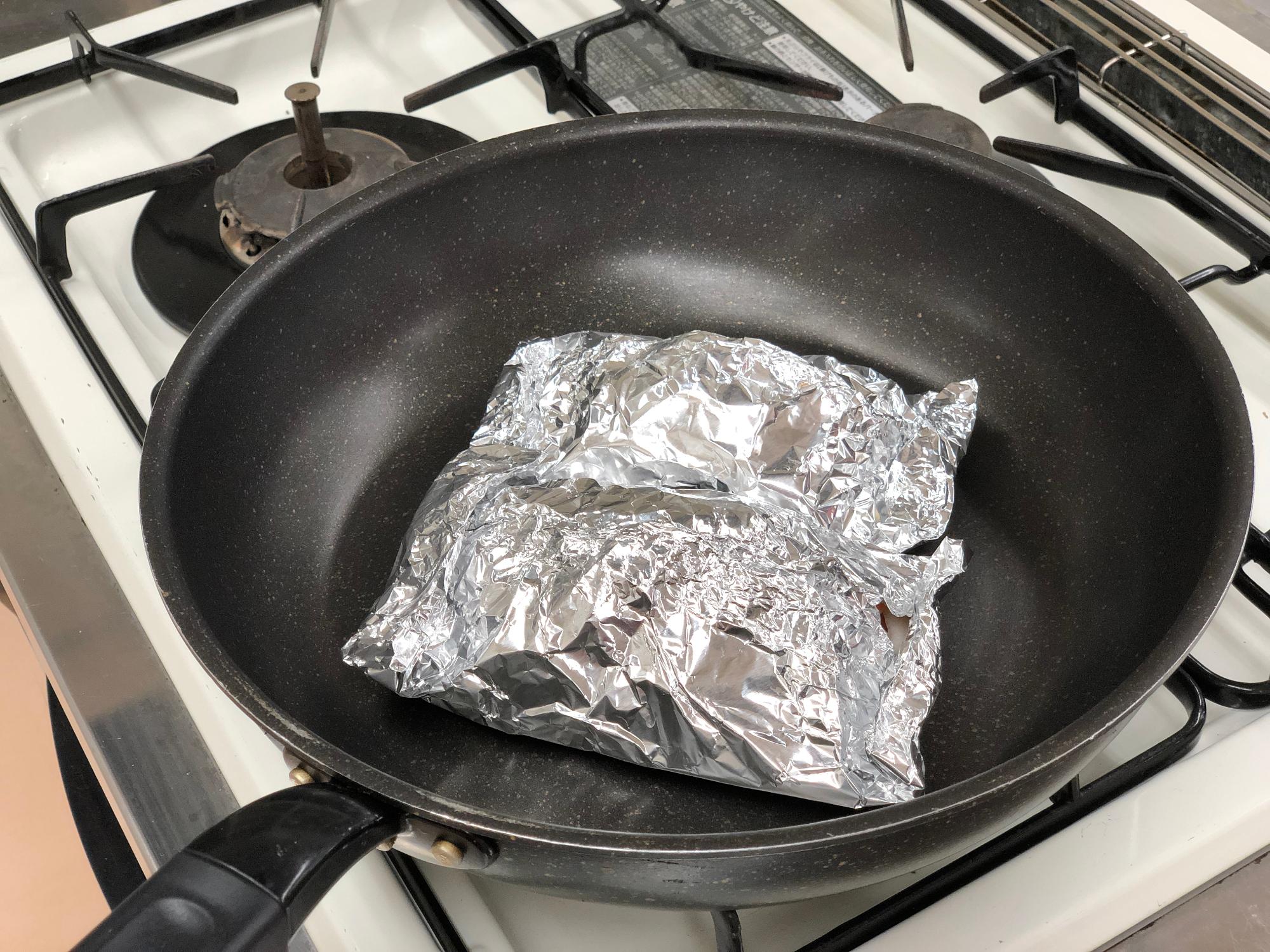 フライパンで蒸し焼きにする