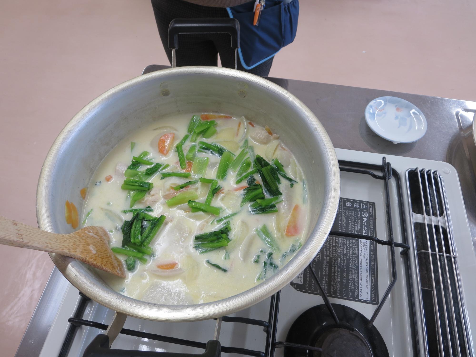 フライパンで蒸し焼きにする