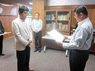 福本様に贈呈する市長の写真