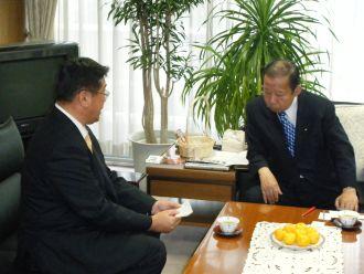 二階会長と会談する市長の写真