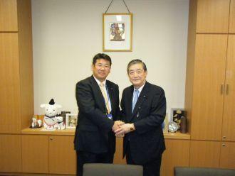 奥野議員と握手する市長の写真