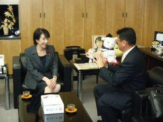 高市大臣と会談する市長の写真