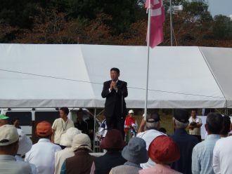 大会に出席する市長の写真
