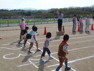 徒競走する子どもたちの写真