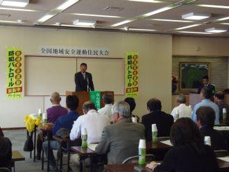 住民大会で講演する市長の写真