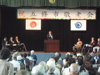 敬老会で講演する市長の写真
