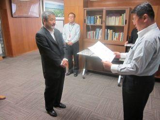 佐古様に贈呈する市長の写真