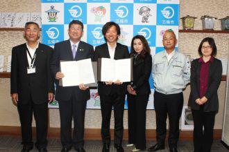 建設業協会と市長の集合写真