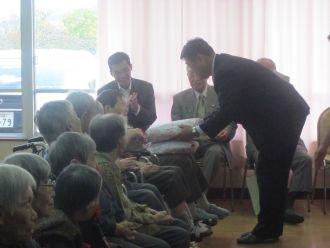 記念品を贈呈する市長の写真