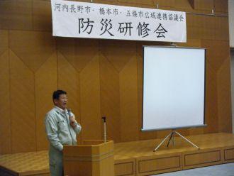 防災研修会で講演する市長の写真