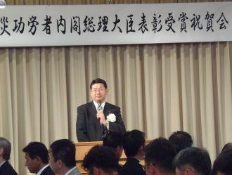 祝賀会で講演する市長の写真