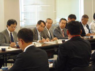 市長の要望を聞く整備局員の写真