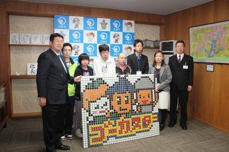 つわぶき苑からペットボトルキャップで作成したキャラクターパネル寄贈の写真