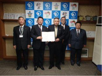 奈良県理容生活衛生同業組合五條支部との災害時における協定締結の写真
