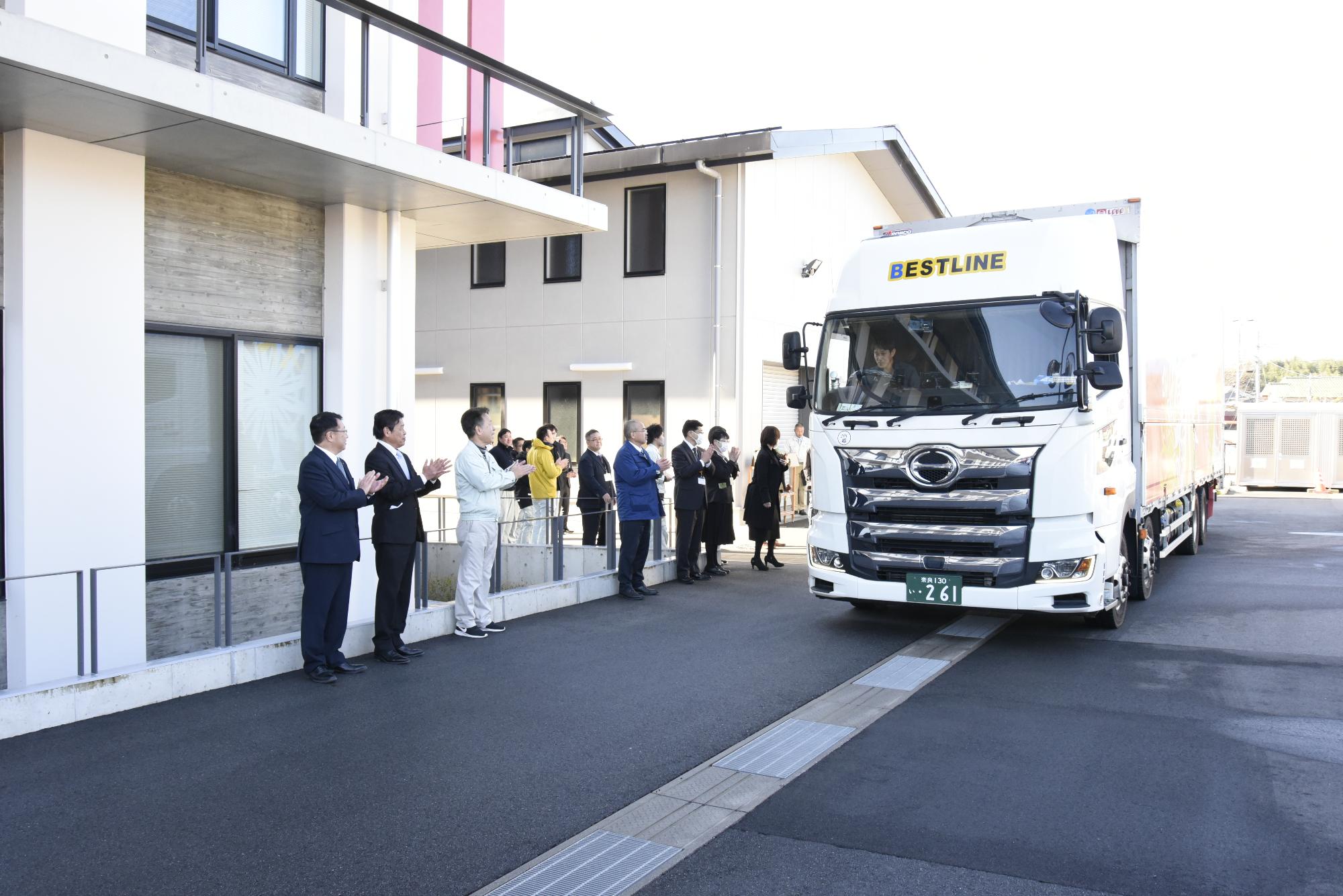 早期復旧・復興の願いを込めて、トラックを見送りました。