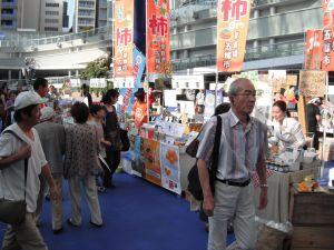 名古屋市栄オアシス21のイベント会場にて大勢の来場者が行きかう写真