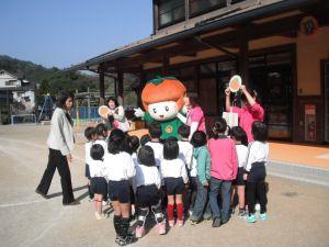 カッキーと西吉野幼稚園の園児が遊んでいる写真