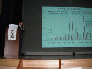 技術指導などを説明している奈良県農業総合センター担当者の写真