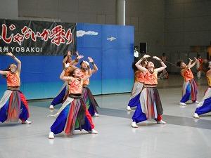 イベント会場で踊りを披露している写真