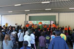 H24柿の里まつりに参加されてる数十名の方とイベント開催者の並んでる様子の写真