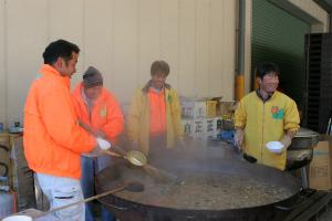 H24柿の里まつりで主催者がイベント用の大鍋の準備の様子の写真