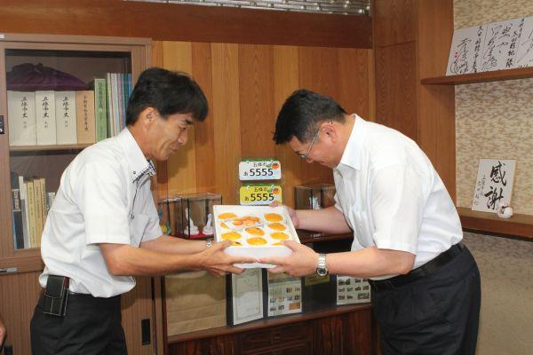 ハウス柿を贈呈する上西ハウス柿部会長と受け取る太田市長の写真