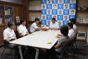 懇談するハウス柿生産者とJA職員と太田市長の写真