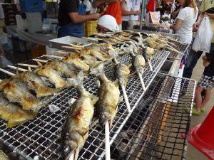 八尾河内音頭まつりの五條市ブースにて販売された鮎の串焼きの写真
