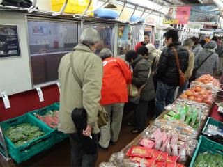 昨年のイベントで電車内部で販売される野菜を見学に来たお客様方の写真