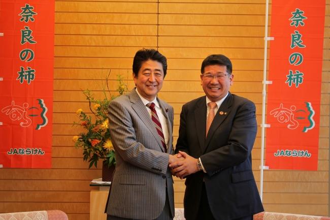 太田市長と安倍首相が握手している写真